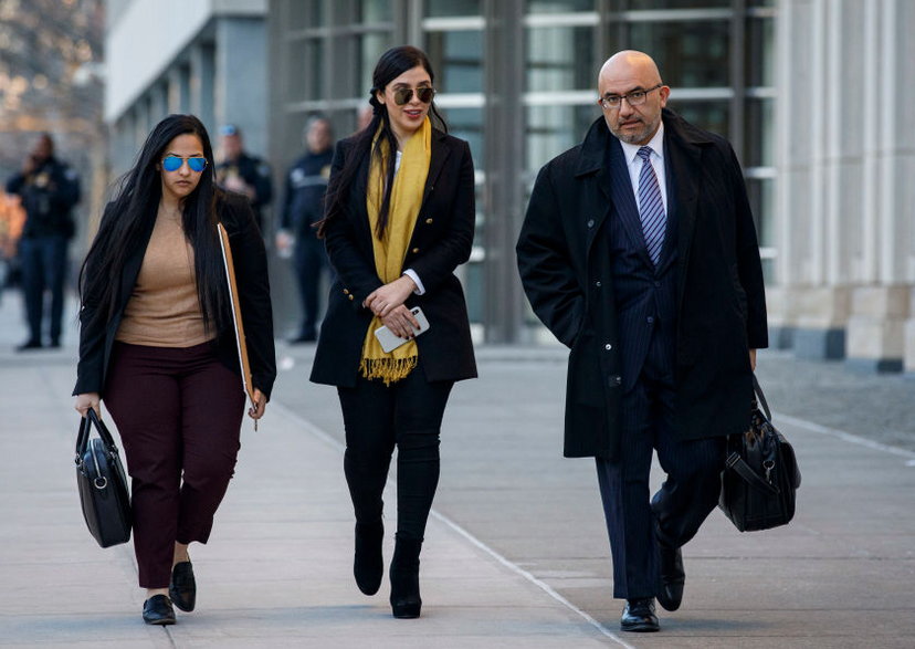  Żona "El Chapo" Emma Coronel Aispuro (w środku) przyznała się do  przedstawionych jej zarzutów narkotykowych