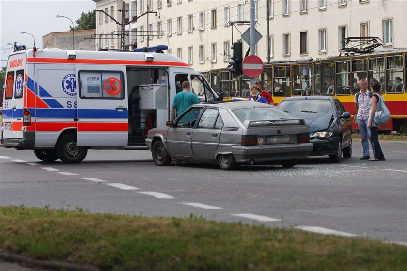 Wbił się w renault i uciekł