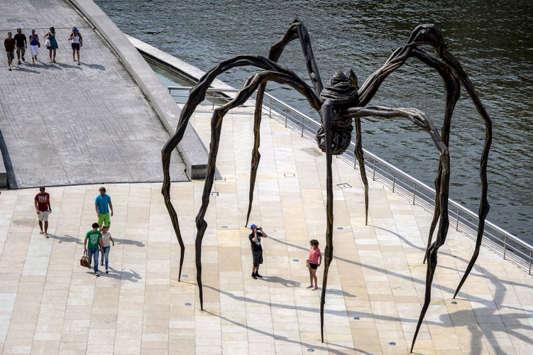 <b>9. Louise Bourgeois (1911-2010)</b> - amerykańska rzeźbiarka (urodzona we Francji)
<br>
<br>
Wartość sprzedanych dzieł od 1985 r.: 97,4 mln dol.
<br>
<br>
Liczba sprzedanych dzieł: 479