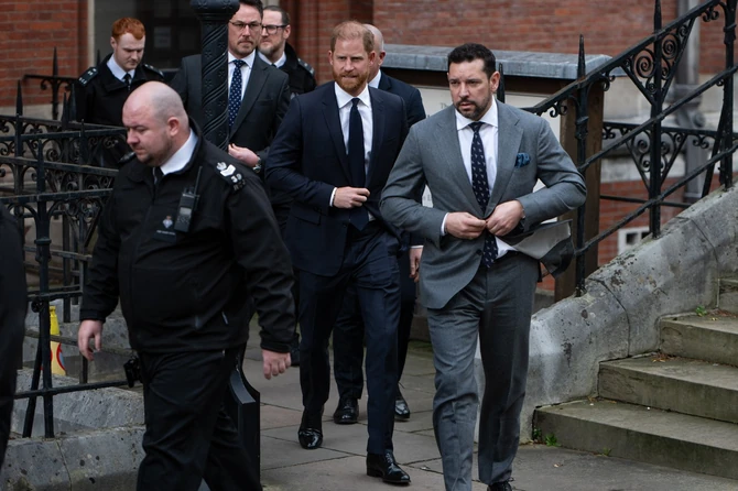 Princ Hari ispred suda u Londonu