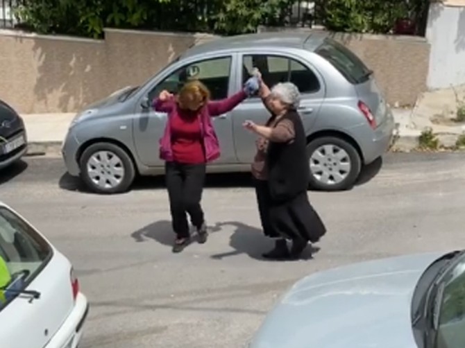 Baka zaigrala na ulici na Vaskrs u Atini 