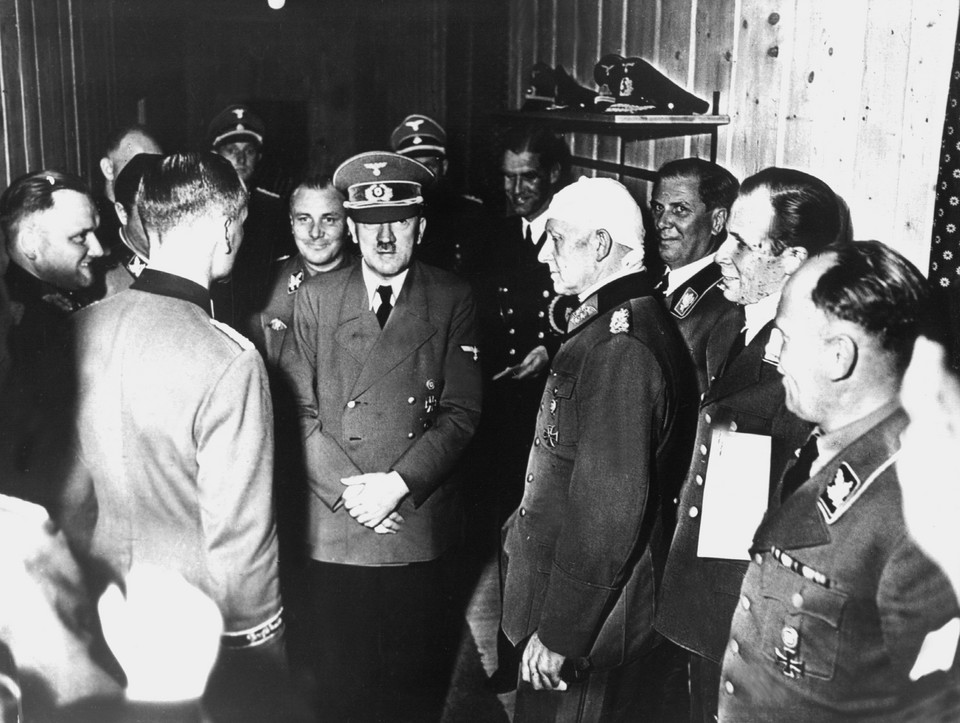 Hitler z oficerską świtą tuż po nieudanym zamachu na jego życie