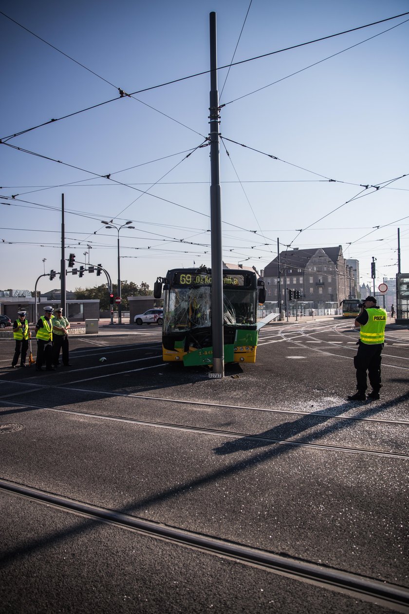 Wypadek autobusu na Rondzie Kaponiera. Są ranni