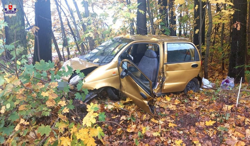 90-letni kierowca rozbił Daewoo na drzewie