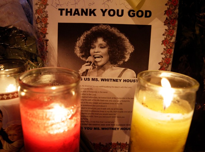 Wiele osób czuwało całą noc przed kościołem baptystów w Newark