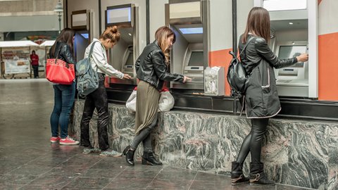 Związek Banków Polskich przedstawia prognozy dla branży i apeluje o zmianę polityki podatkowej i pieniężnej.
