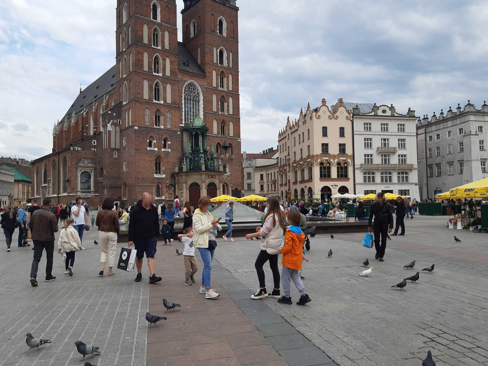 Zatłoczony rynek w Krakowie w sobotę 15 maja