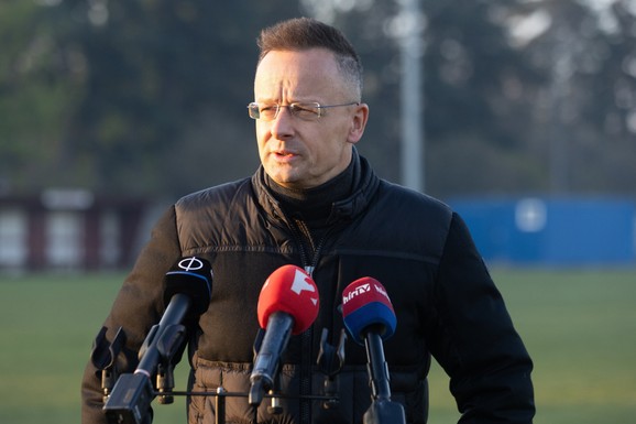 GDE JE NESTAO SIJARTO? Mađarskog ministra DANIMA NEMA U JAVNOSTI, budući premijer Mađar: "Uništava poverljiva dokumenta"