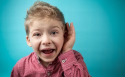 Pierwsze sygnały niedosłuchu u dziecka można przegapić. Co powinno zaniepokoić?