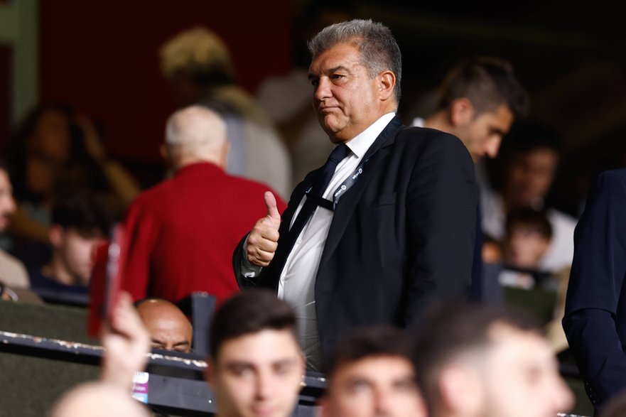 Joan Laporta podczas meczu Barcelony z Rayo Vallecano.