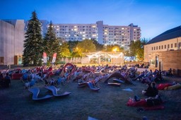 Rusza letnie kino plenerowe Filmoteki Narodowej [PROGRAM]