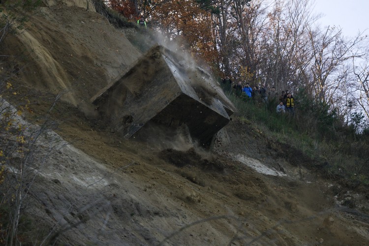 Operacja zepchnięcia schronu z klifu w Gdyni-Orłowie