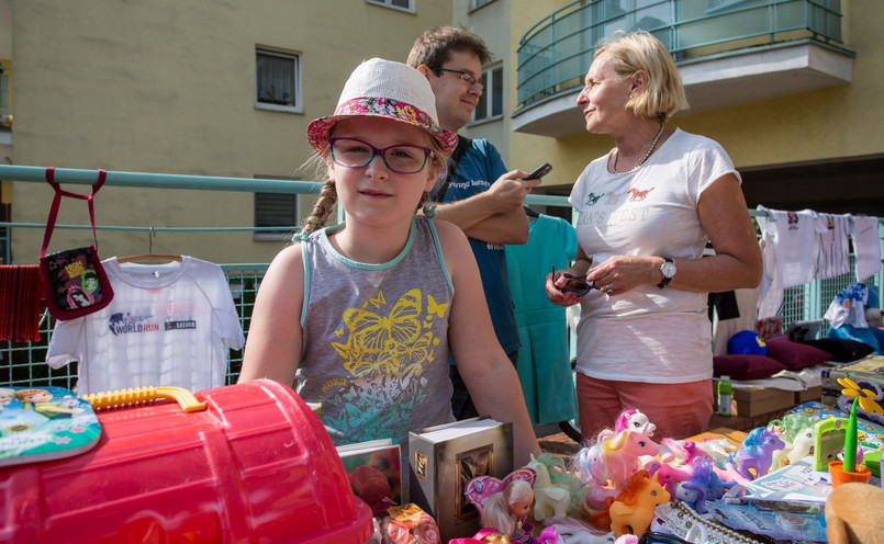 Poznań. Ośmioletnia Asia zorganizowała kiermasz, by pomóc chorej mamie