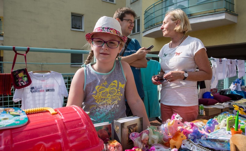 Poznań. Ośmioletnia Asia zorganizowała kiermasz, by pomóc chorej mamie