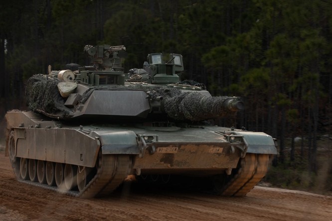 Amerykański czołg M1A2SEPv3 z 1st Armored Brigade Combat Team z 3rd Infantry Division w trakcie szkolenia poligonowego.