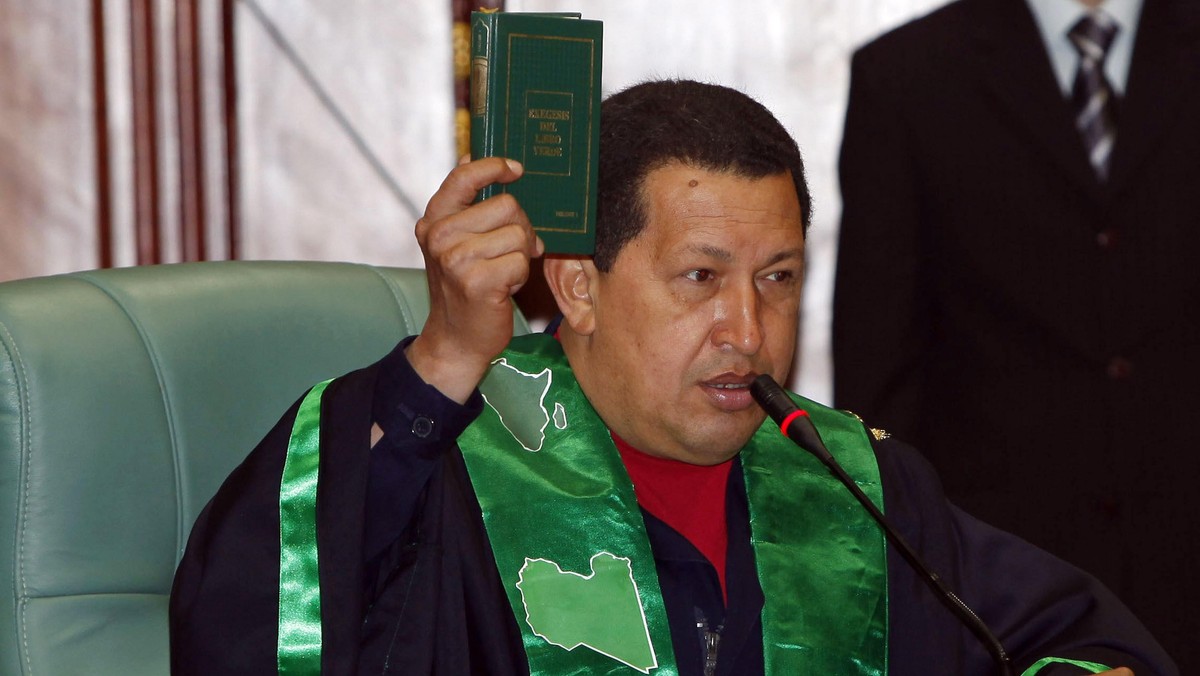 Prezydent Wenezueli Hugo Chavez zapowiedział, że przeniesie kancelarię prezydencką do namiotu, który dostał w prezencie od przywódcy Libii Muammara Kaddafiego, a w pałacu prezydenckim ulokuje ofiary powodzi.