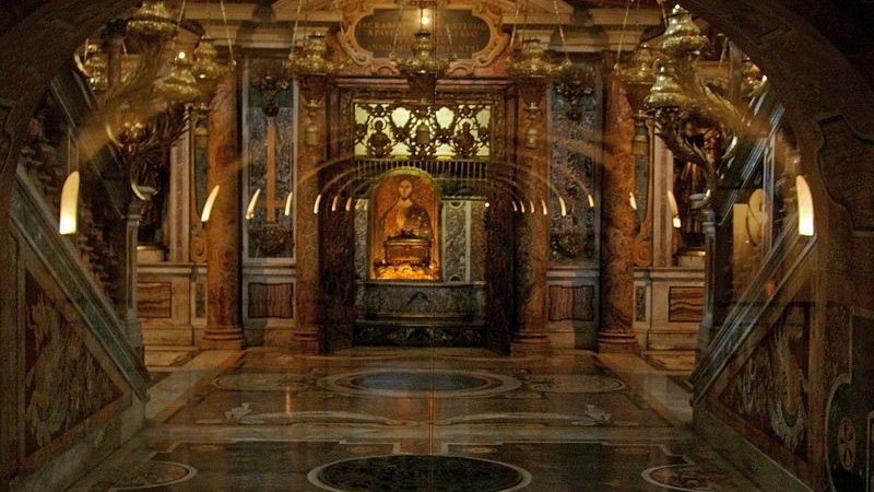 Domniemany grób świętego Piotra w Watykanie odwiedzają corocznie miliony wiernych.