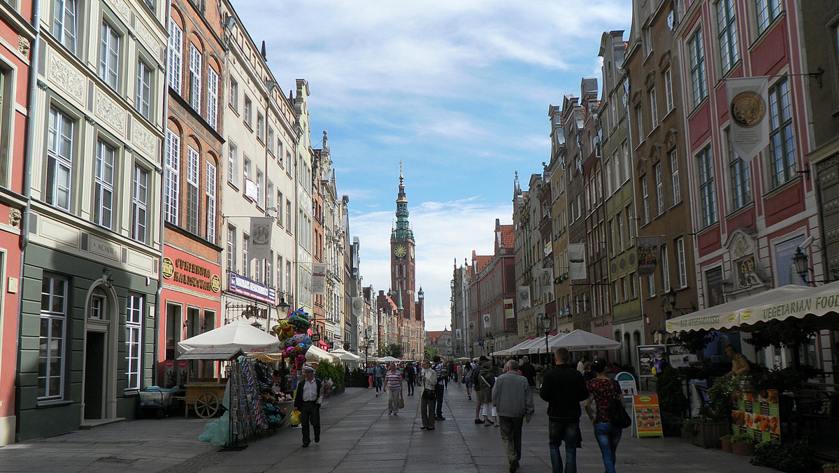 Gdańsk zmienia się na naszych oczach. Takiego boomu inwestycyjnego nie przeżywaliśmy od lat, a wszystko przemawia za tym, że to dopiero początek długiego okresu przeobrażeń, jakie czeka miasto. O tym, czy Gdańsk rozwija się w dobrą stronę, czy urbanistyce grozi śmierć oraz dlaczego planiści miejscy powinni wziąć się do roboty i nie pozwalać na wstawianie "czegokolwiek gdziekolwiek" rozmawiamy z architektem, profesorem Politechniki Gdańskiej Jakubem Szczepańskim.