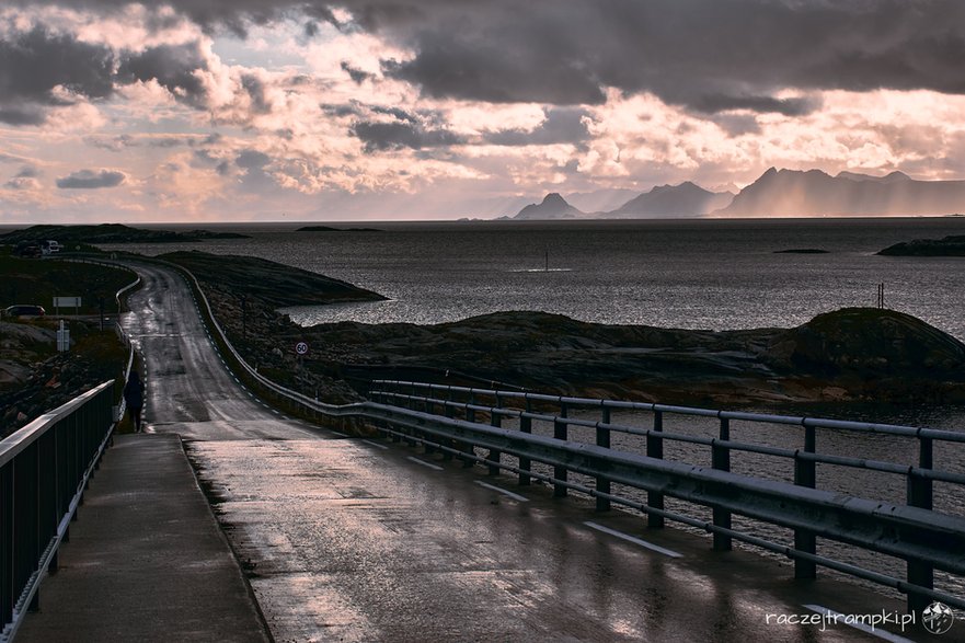 Droga do Henningsvær. Lofoty. fot. raczejtrampki.pl 