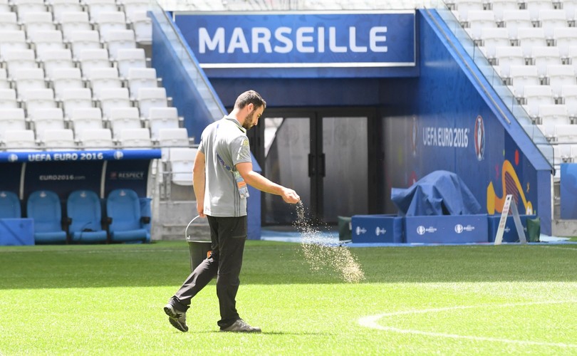 Na tym 'pastwisku' Polska zagra z Ukrianią. Tak wygląda murawa na Stade Velodrome