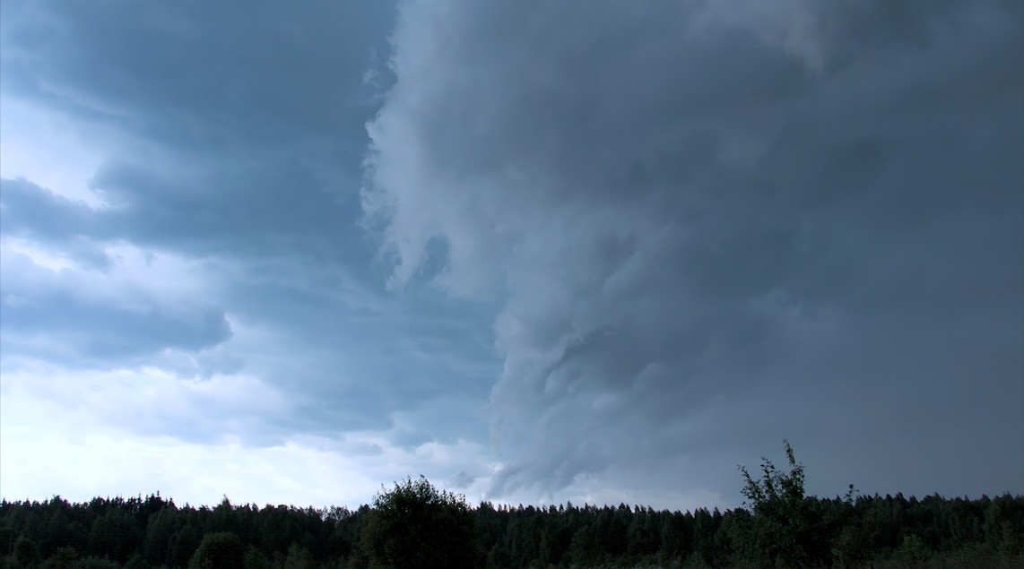 Őrült időjárás: heves zivatarokra, jégesőre és hatalmas szélre figyelmeztetnek a meteorológusok