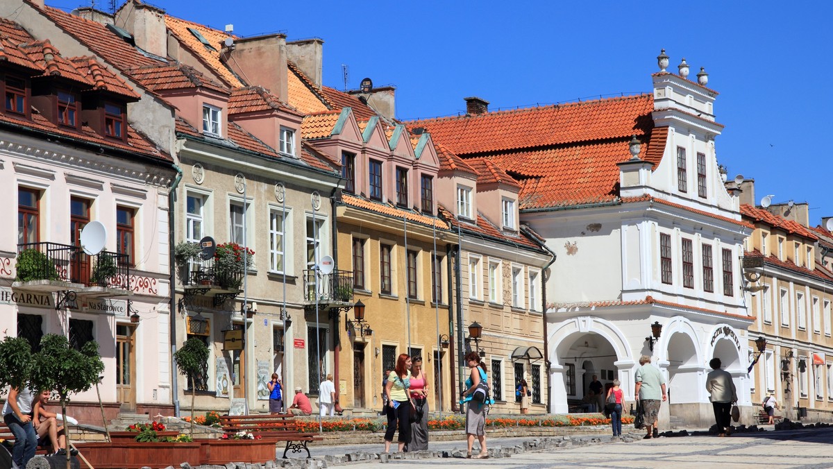 Dziś w Sandomierzu mają miejsce uroczystości ku czci bł. Wincentego Kadłubka - patrona miasta i diecezji. Przez starówkę przeszła procesja, w której w role 40 Męczenników Sandomierskich wcielili się uczniowie ubrani w białe habity dominikańskie. Przebieg święta relacjonuje Radio Kielce.