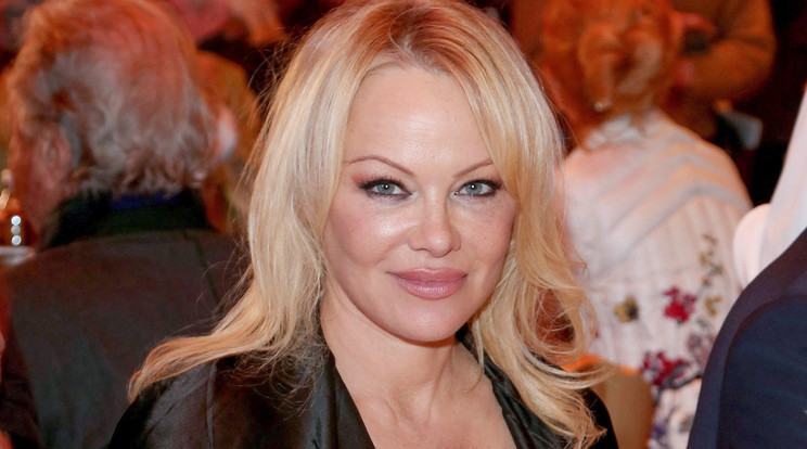 Pamela Anderson levetkőzött a reklámhoz /Fotó: Northfoto