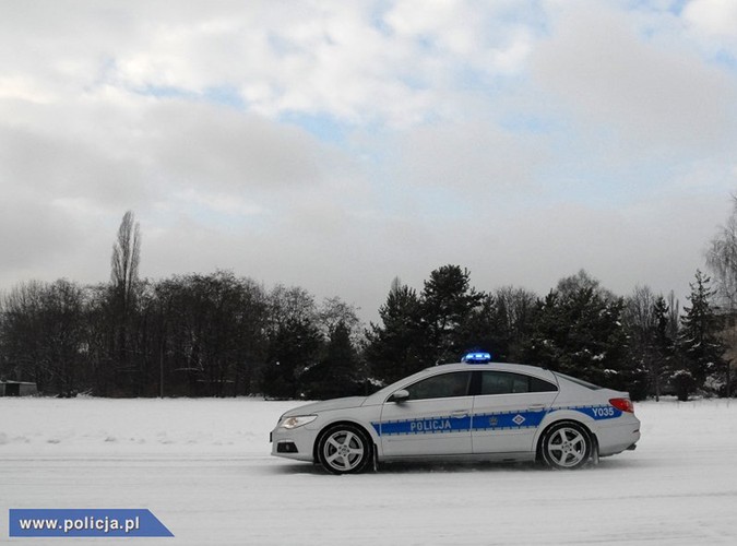 Polscy policjanci z roku na rok dysponują coraz nowszym sprzętem. Od niedawna na Mazowszu można zobaczyć volkswagena passata CC w srebrno-niebieskich barwach, który jest nowym narzędziem do walki z piratami drogowymi.