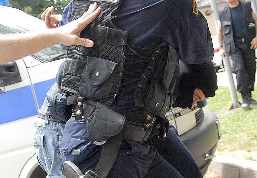 Specijalci RS privode uhapšenog Paravinju