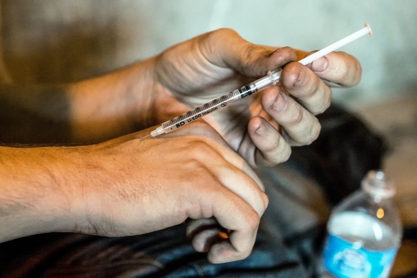 ...reaguje isto kao i zavisnik od droge koji uzima svoju dozu...