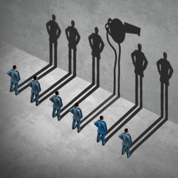 Sygnaliści w polskich firmach wciąż czekają na wprowadzenie unijnej dyrektywy [BADANIE]