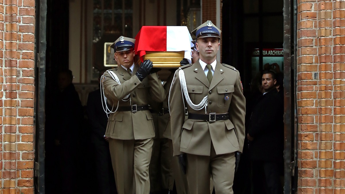 W podwarszawskich Laskach w kaplicy Matki Boskiej Anielskiej rozpoczęły się w niedzielę po południu uroczystości pogrzebowe Tadeusza Mazowieckiego. Wcześniej odbyła się msza żałobna w warszawskiej Bazylice Archikatedralnej św. Jana Chrzciciela.