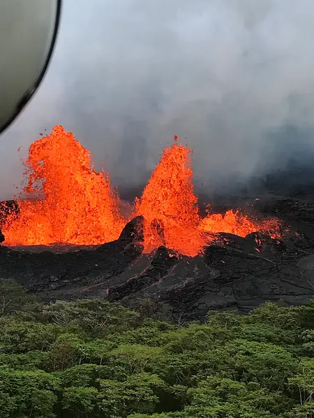 Fontanna lawy widziana w pobliżu wulkanu Kīlauea. 21 maj 2018