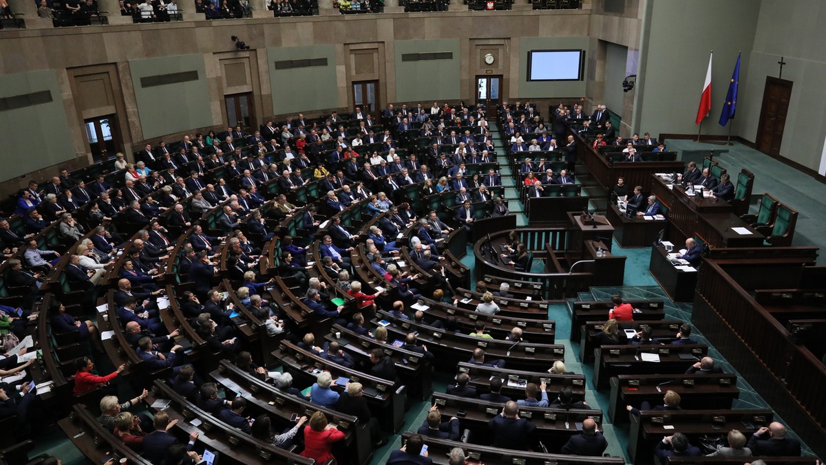 Sejm w ekspresowym tempie uchwalił przepisy zaostrzające karę za pedofilie. Przy okazji podniósł także kary za inne przestępstwa. Jak informuje "Rzeczpospolita", jeśli przepisy trafią do Trybunału Konstytucyjnego i uznana on, że zostały uchwalone ze złamaniem prawa, to trzeba będzie płacić spore odszkodowania wszystkim, którzy na ich podstawie trafili do więzienia. 