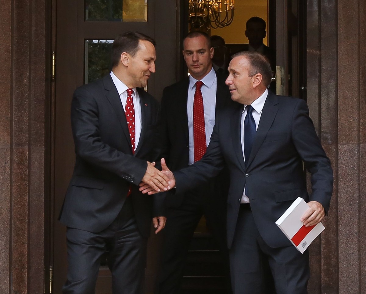 Ustępujący minister spraw zagranicznych Radosław Sikorski przekazuje urząd nowemu ministrowi spraw zagranicznych Grzegorzowi Schetynie
