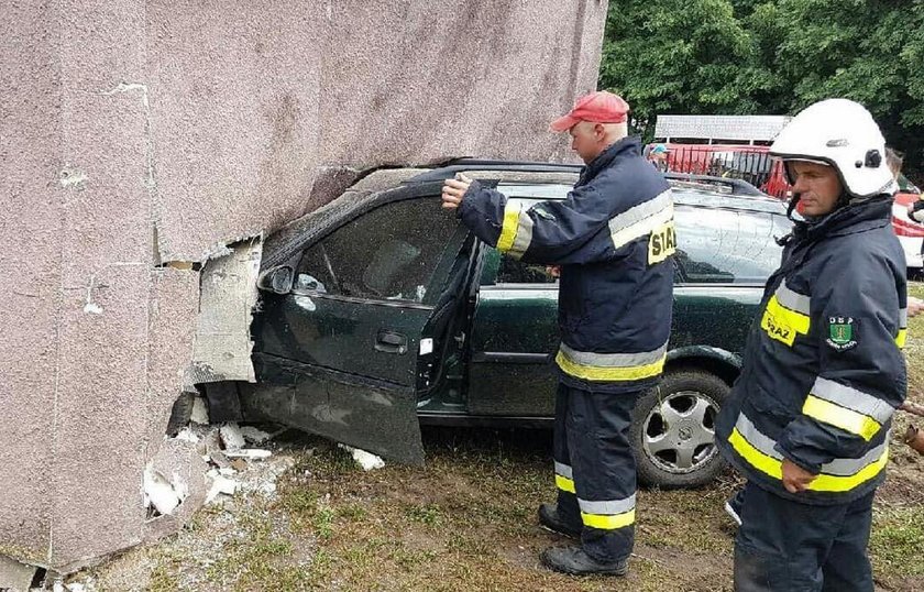 Auto wbiło się w dom. 29-latka robiła to za kierownicą