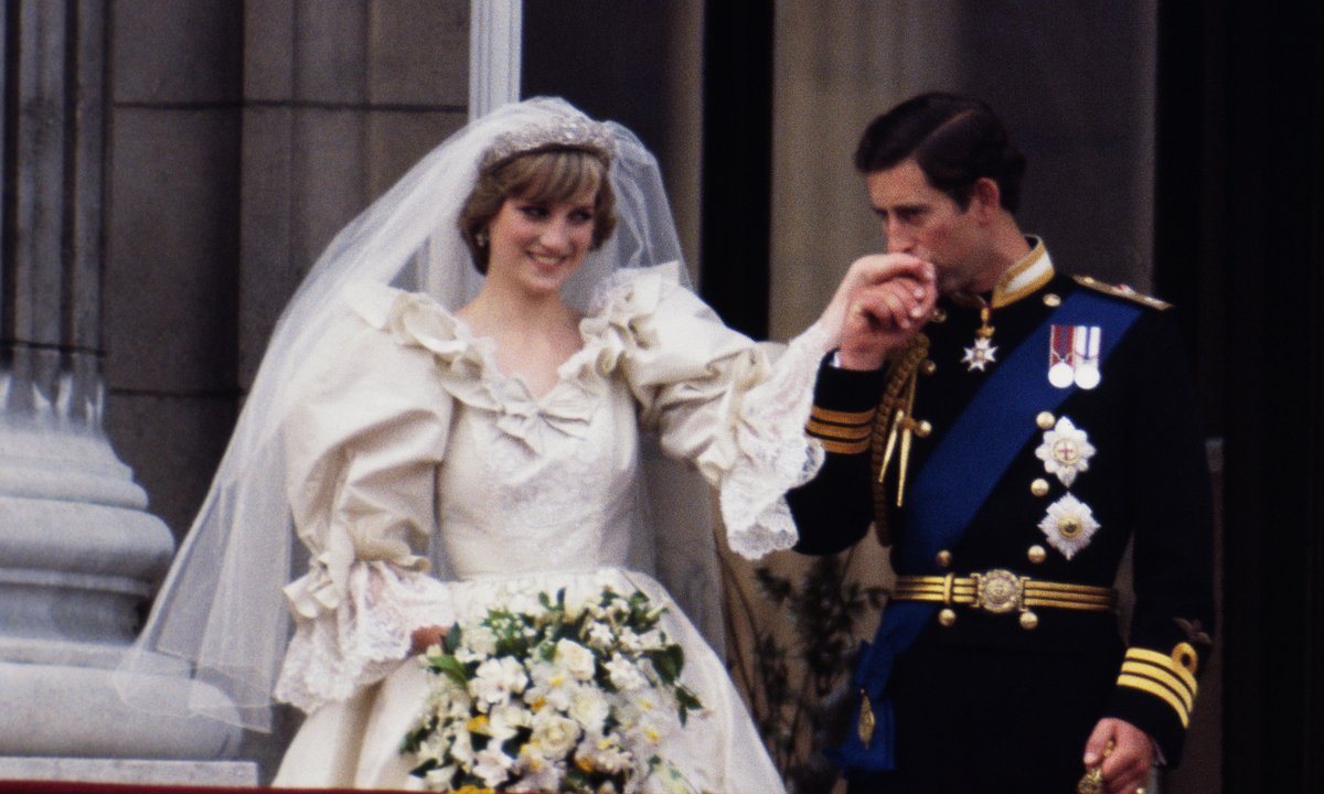 Elżbieta II wyszeptała to księżnej Dianie w dniu ślubu. Jej słowa odczytano z ruchu warg 40 lat później