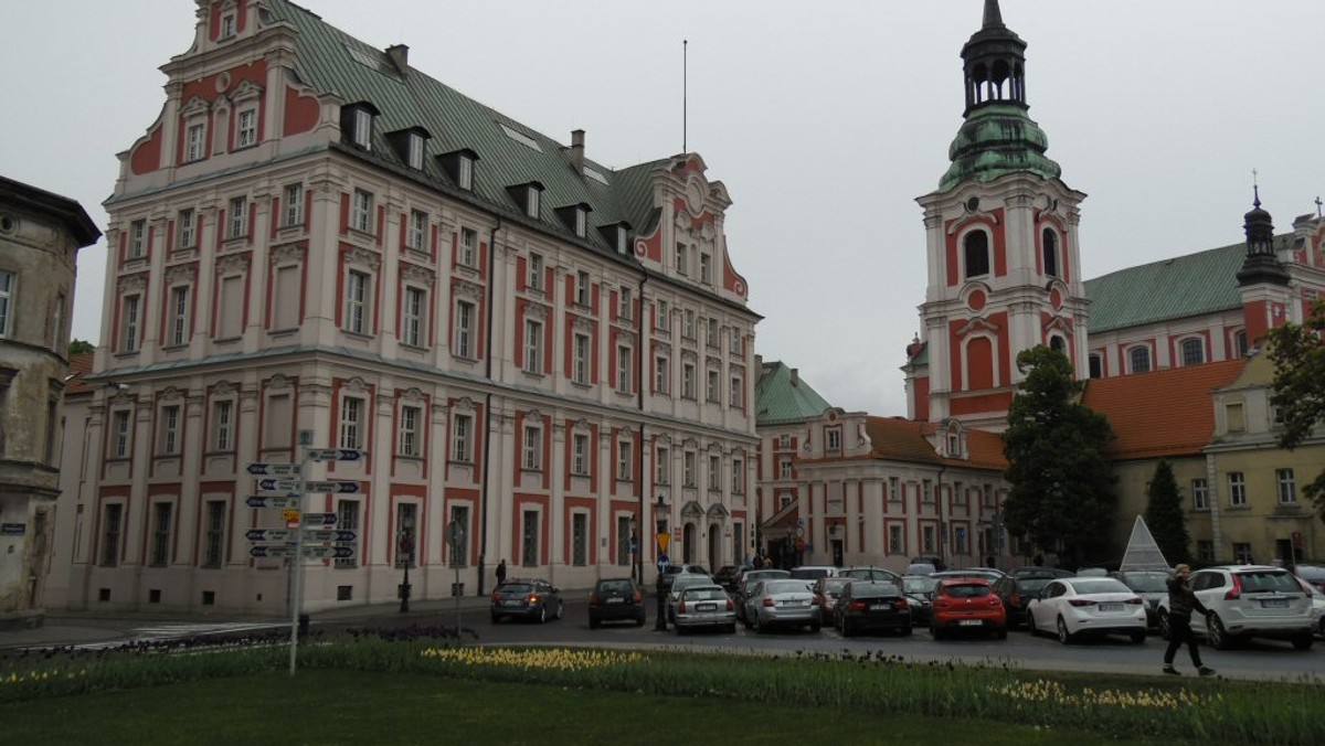 Miasto ogłosiło konkurs na koncepcję przebudowy placu Kolegiackiego. Plany zakładają, że zlikwidowany zostanie parking dla samochodów, a w jego miejscu nasadzona zostanie zieleń, pojawią się ławki i fontanna.