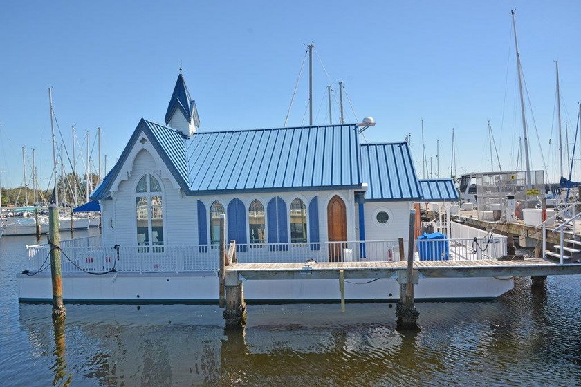 Kaplica przerobiona na pływającą łódź mieszkalną