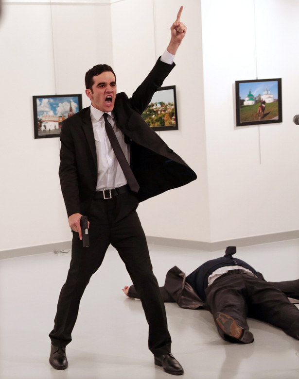 Burhan Ozbilici za swoje zdjęcie przedstawiające zabójcę rosyjskiego ambasadora w Turcji otrzymał główną nagrodę World Press Photo 2017