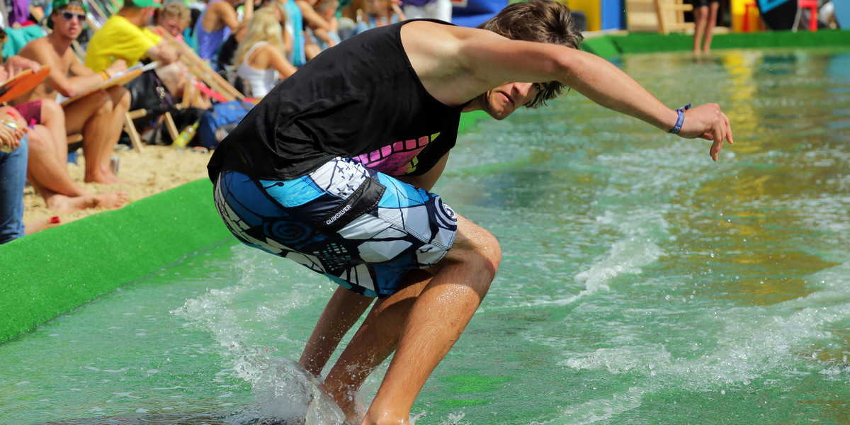 Zabawy w Manufakturze - skimboarding i babki z piasku.