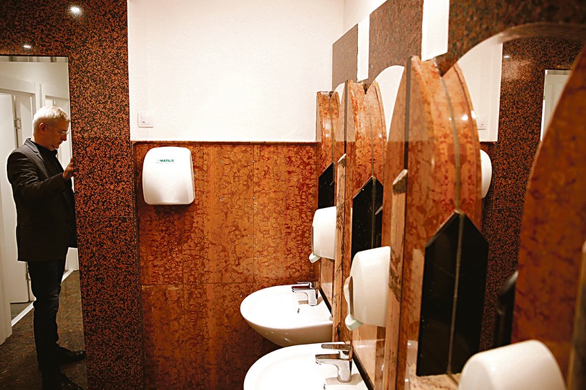 Radovi na svim nivoima. Toalet Ateljea 212