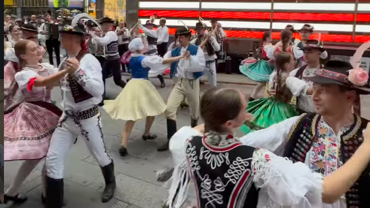 Folklórny súbor Vranovčan vystupoval v uliciach New Yorku. 