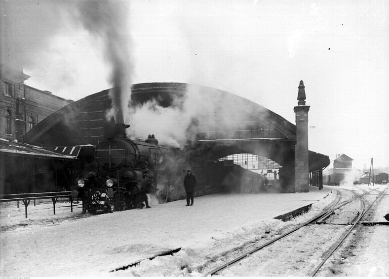 Pociąg osobowy z parowozem Pn 11 nr 8 wyjeżdżający z dworca w Krakowie, 1937 r.