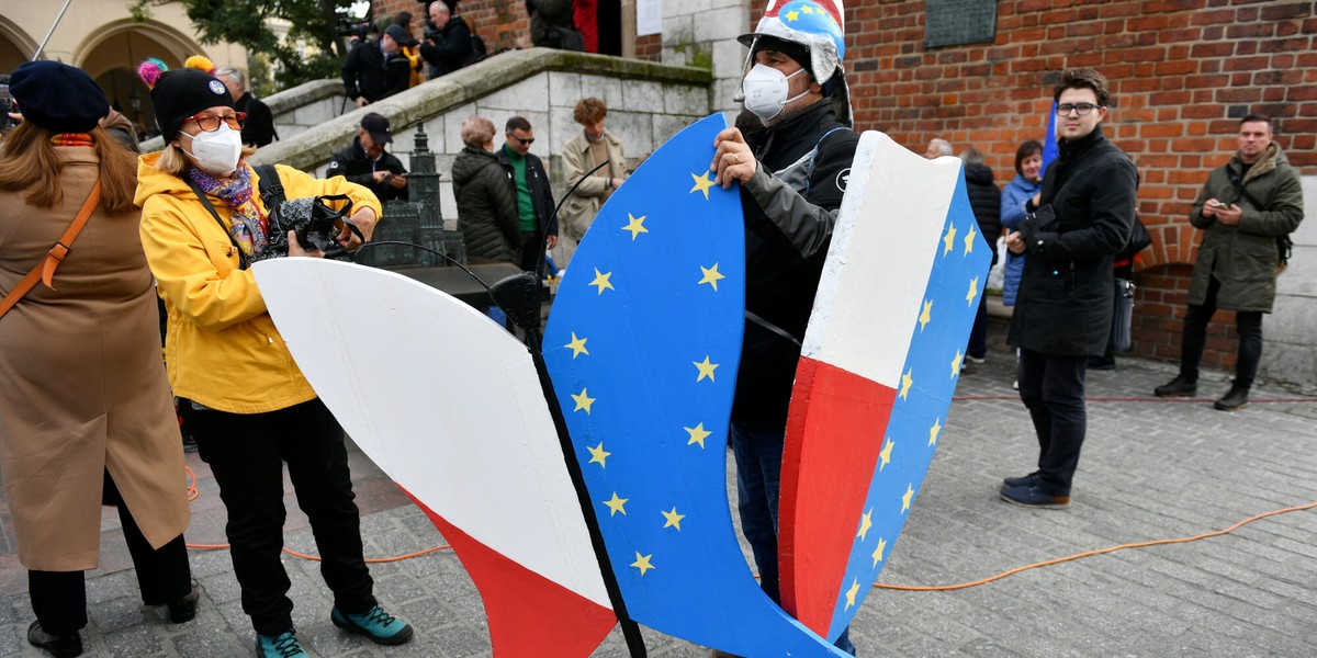 Poparcie dla członkostwa Polski w UE bardzo wyraźnie przeważa we wszystkich uwzględnionych w analizach grupach społeczno-demograficznych