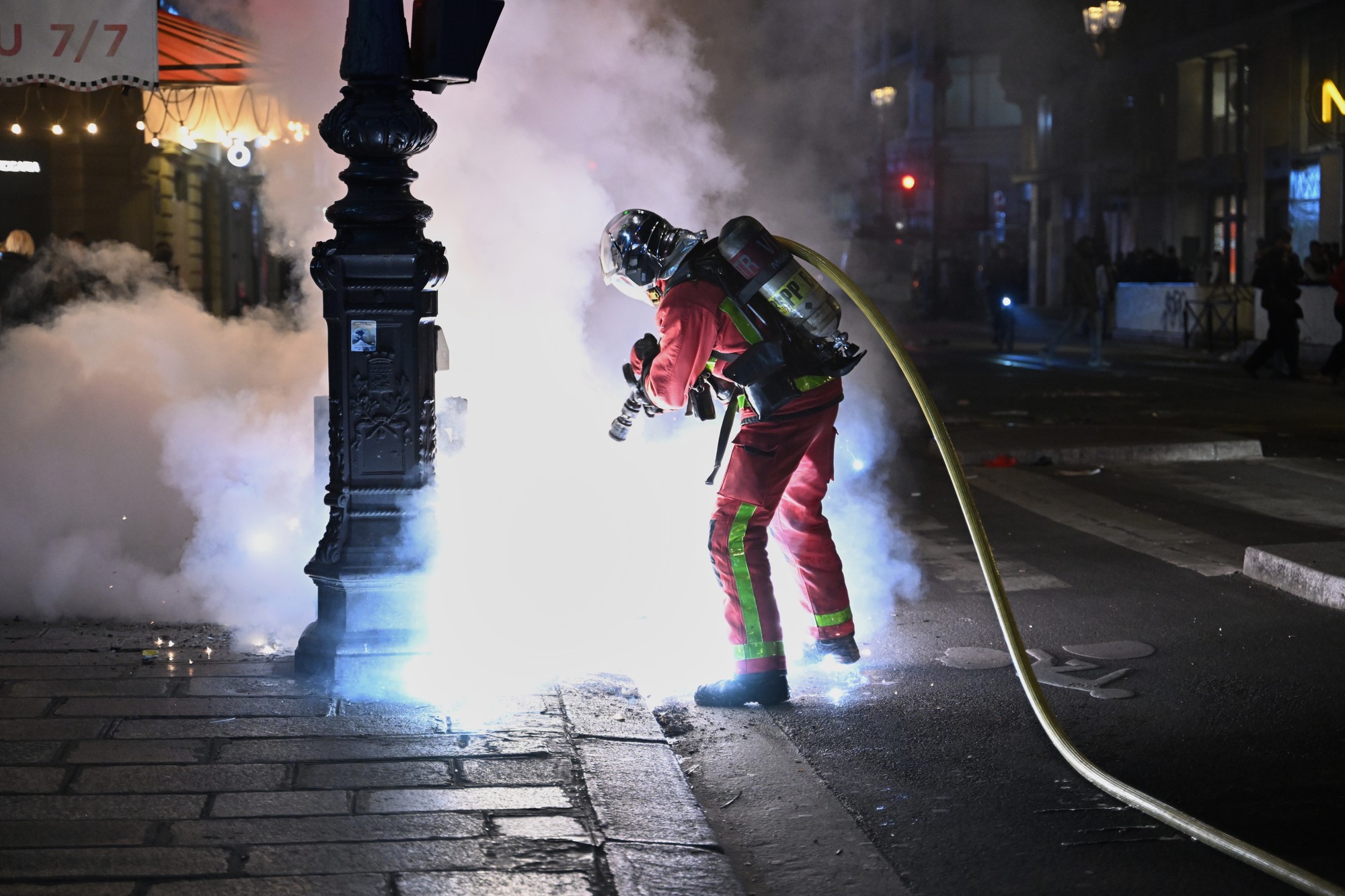 Protesty vo Francúzsku sprevádzali násilnosti a požiare. 