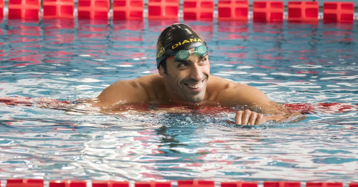 He am swimming. Спасатель Олимпийский игры плаванье. Чемпион мира по плаванию 2005. Спасали плавание.