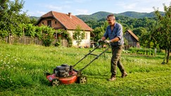 Košenje trave napravilo štetu na automobilu: Firma izgubila spor i plaća 1.800 evra