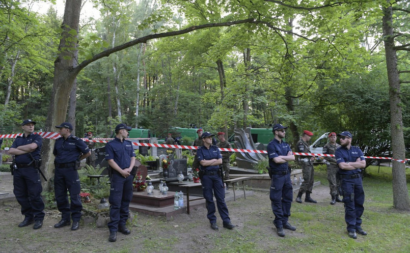 Policja przed grobem Arkadiusza Rybickiego