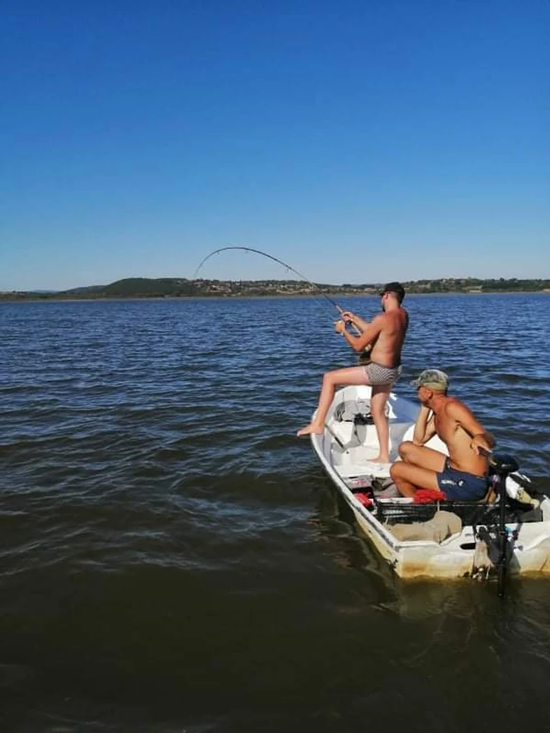 Ribolovac iz Kragujevca dva i po sata izvlačio je soma iz jezera